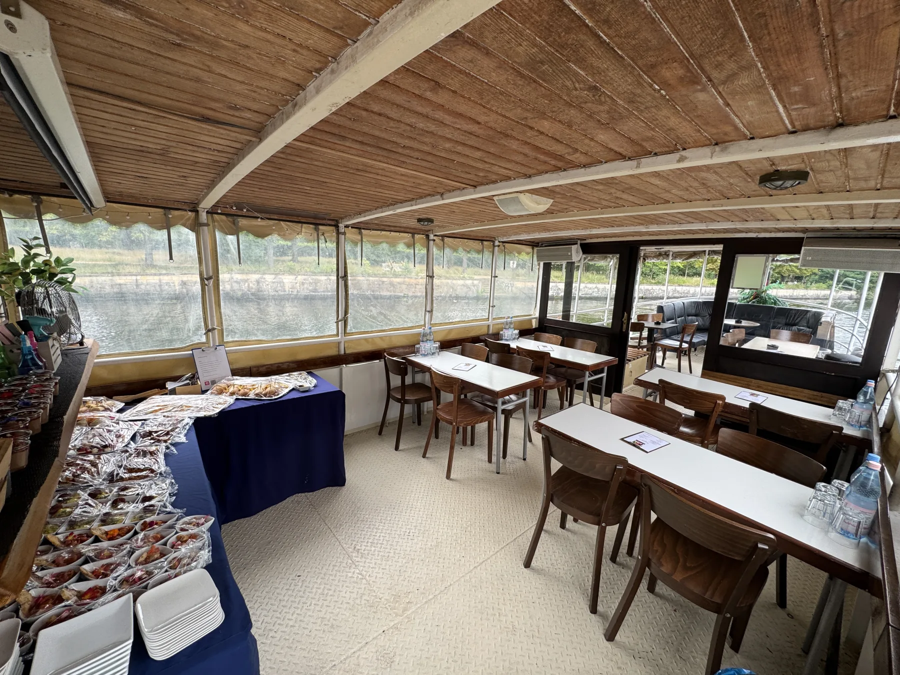 Salon der MS Vera mit Buffet-Aufbau